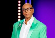 RuPaul relembra encontro com Naomi Campbell: "Aos meus pés"