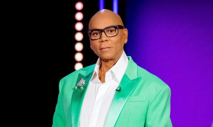 RuPaul relembra encontro com Naomi Campbell: "Aos meus pés"