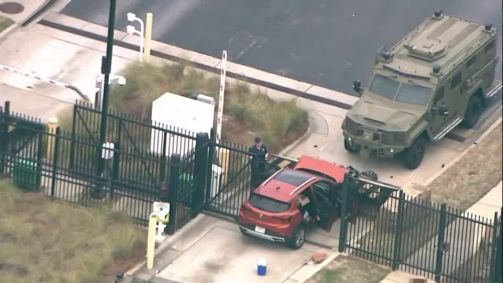 SUV bate contra portão do escritório do FBI, em Atlanta, GA, EUA