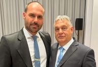 Eduardo Bolsonaro entrega medalha de 