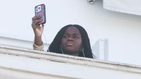 Stella, filha da Madonna de 11 anos, também foi à sacada do Copacabana Palace