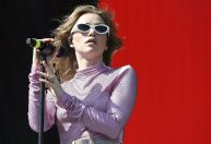 Suki Waterhouse revela no Coachella o sexo do bebê com Robert Pattinson