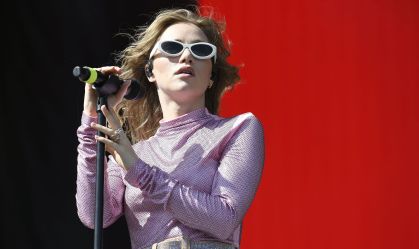 Suki Waterhouse revela no Coachella o sexo do bebê com Robert Pattinson