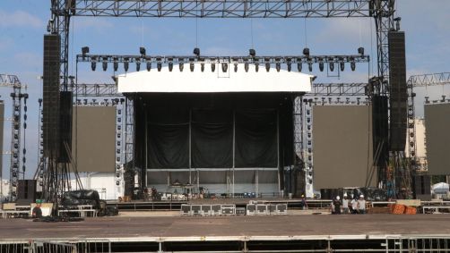 Vista do local que é preparado para o show da cantora Madonna, na Praia de Copacabana, na zona sul do Rio de Janeiro, nesta segunda-feira (29)