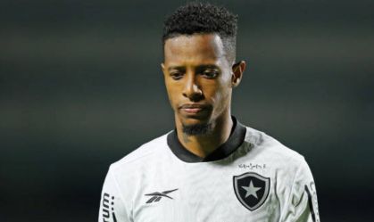 Jogador do Botafogo é internado com dores abdominais; veja