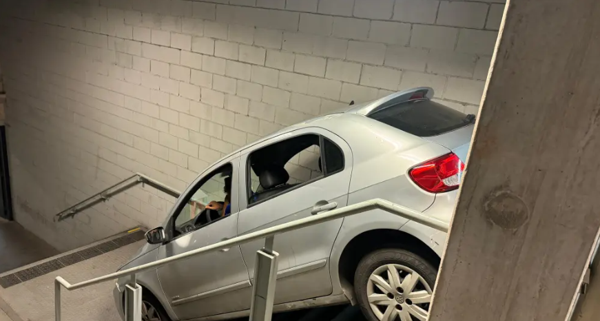 Torcedor do Cruzeiro erra saída e cai com carro em escada do Mineirão