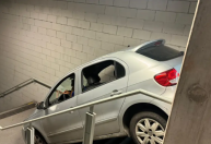 Torcedor erra saída e cai com carro em escadaria do Mineirão