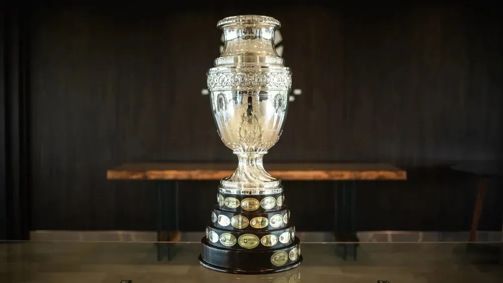Troféu da Copa América, que em 2024 será disputada entre 20 de junho e 14 de julho