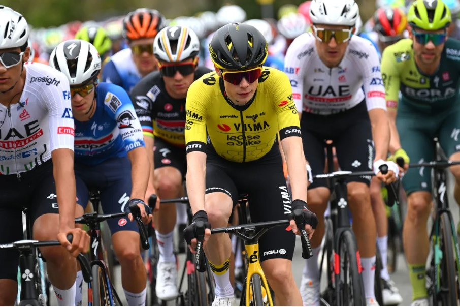 Vingegaard antes de sua corrida ser prejudicada pelo acidente. / Tim de Waele/Velo/Getty Images