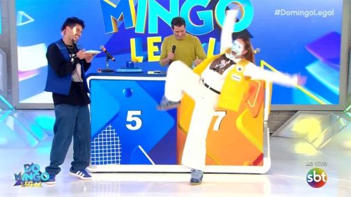 Virgínia leva queda no programa "Domingo Legal", do SBT, neste domingo (14); influenciadora está grávida do terceiro filho