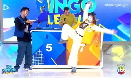 Virgínia leva queda no programa "Domingo Legal", do SBT, neste domingo (14); influenciadora está grávida do terceiro filho
