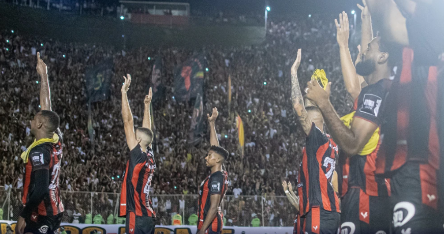 Vitória comemora vitória no jogo de ida da final do Campeonato Baiano