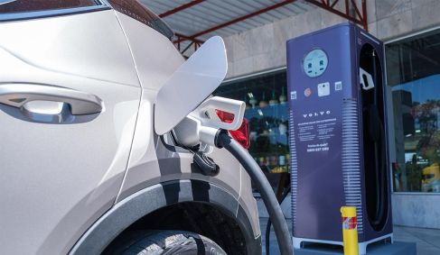Eletroposto rápido oferecido pela Volvo em Guararema, SP