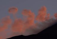 Vulcão Etna na Itália sopra fumaça em formato de anéis; veja fenômeno
