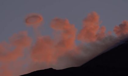 Vulcão Etna na Itália sopra fumaça em formato de anéis; veja fenômeno