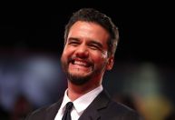 Wagner Moura mostra samba no pé em programa de TV americano