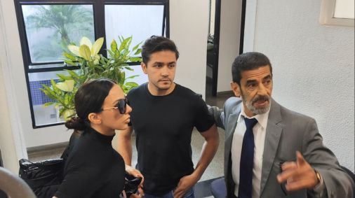 O empresário Fernando Sastre de Andrade Filho (ao centro) se apresentou à polícia