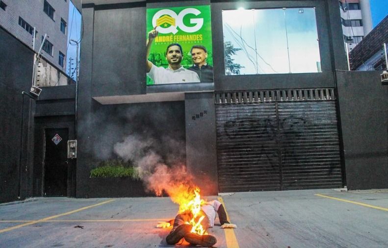 Gabinete do deputado federal André Fernandes vandalizado em Fortaleza