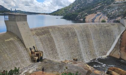 Cenário de "Bacurau", Açude Gargalheiras transborda pela 1ª vez em 13 anos no RN