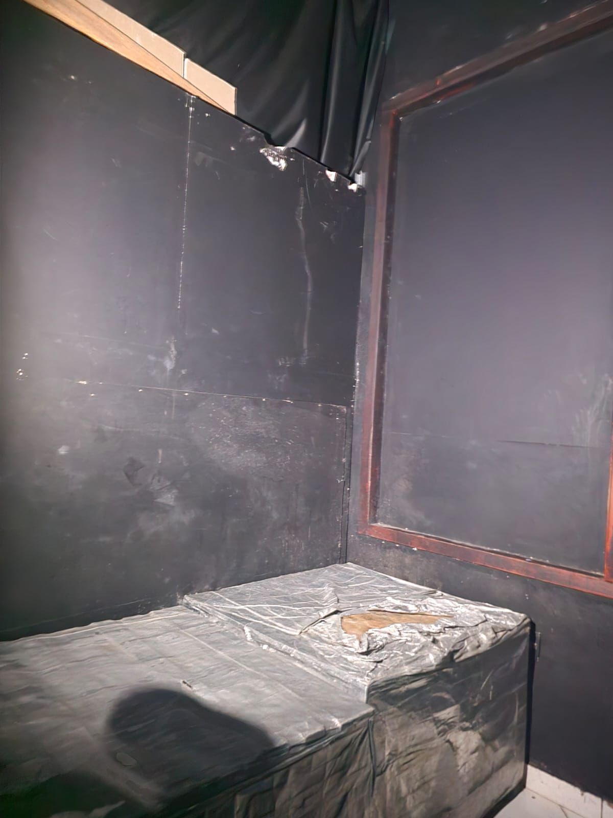 "Dark room" onde o abuso teria acontecido / Reprodução