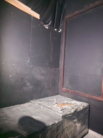 "Dark room" onde o abuso teria acontecido / Reprodução
