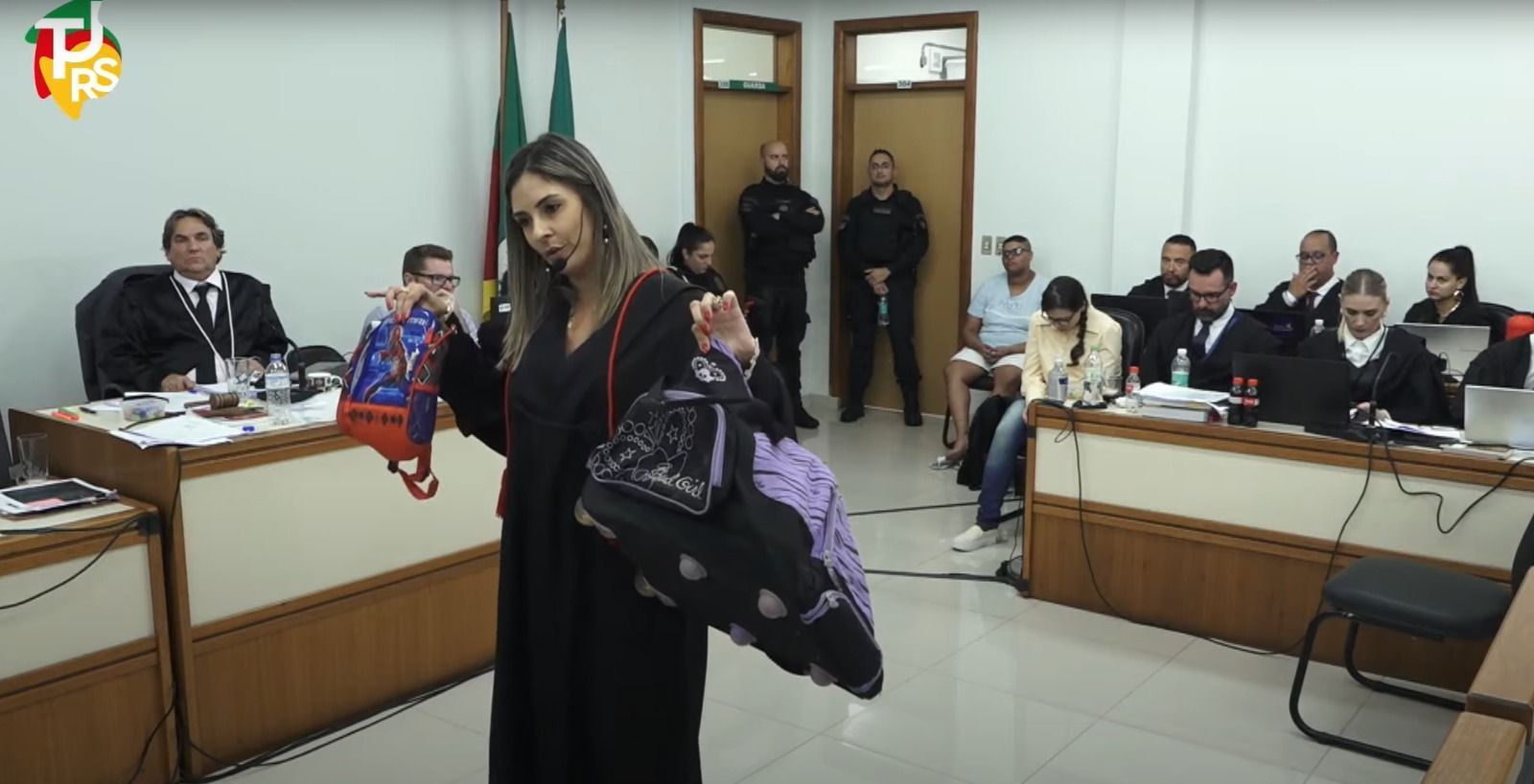 Promotoria mostra mala usada no crime do menino Miguel / TJRS