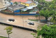 Chuva alaga diversos pontos de Salvador; garagem desaba e deixa uma pessoa ferida