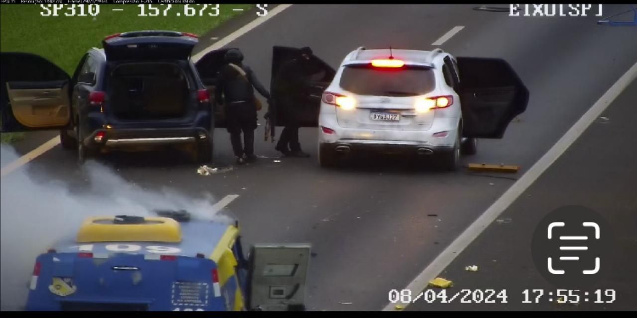 Explosão carros-fortes em rodovia de SP