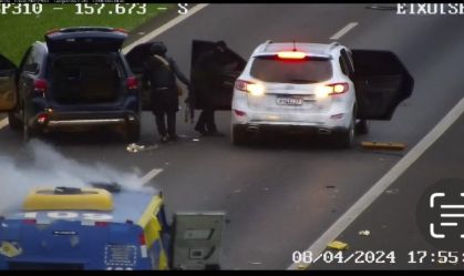Explosão carros-fortes em rodovia de SP