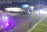 Avião convertido em espaço de entretenimento é instalado ao lado do estádio Beira-Rio, em Porto Alegre