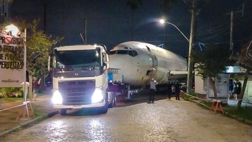 Avião convertido em espaço de entretenimento é instalado ao lado do estádio Beira-Rio, em Porto Alegre / EPTC/PMPA