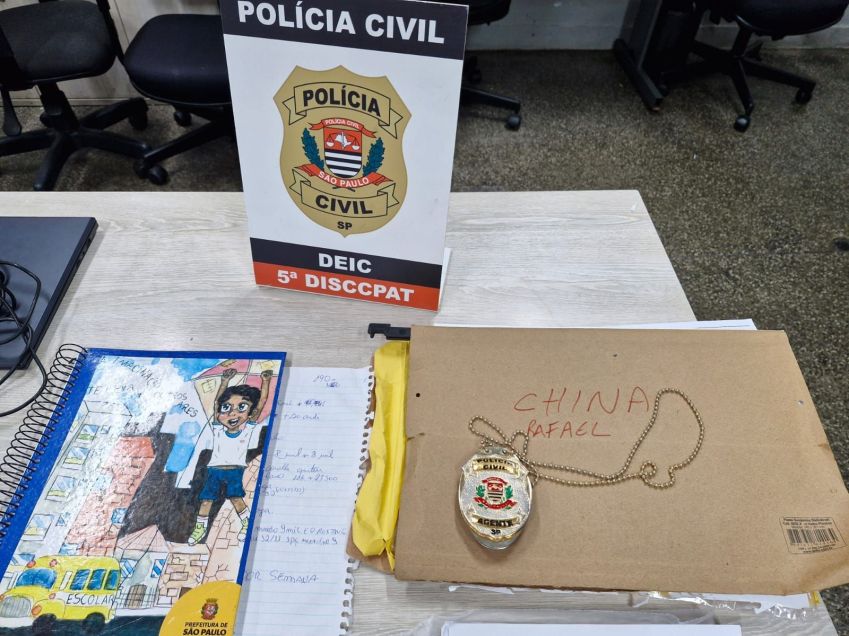 Distintivo falso usado por suspeito / Divulgação / Polícia Civil