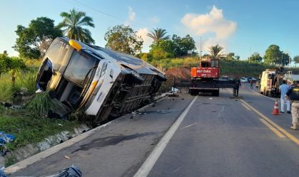 Dez pessoas morrem e 22 ficam feridas em acidente de ônibus na Bahia