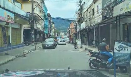"Entre o tiro e a multa": motociclistas relatam que criminosos proíbem uso de capacete no Rio