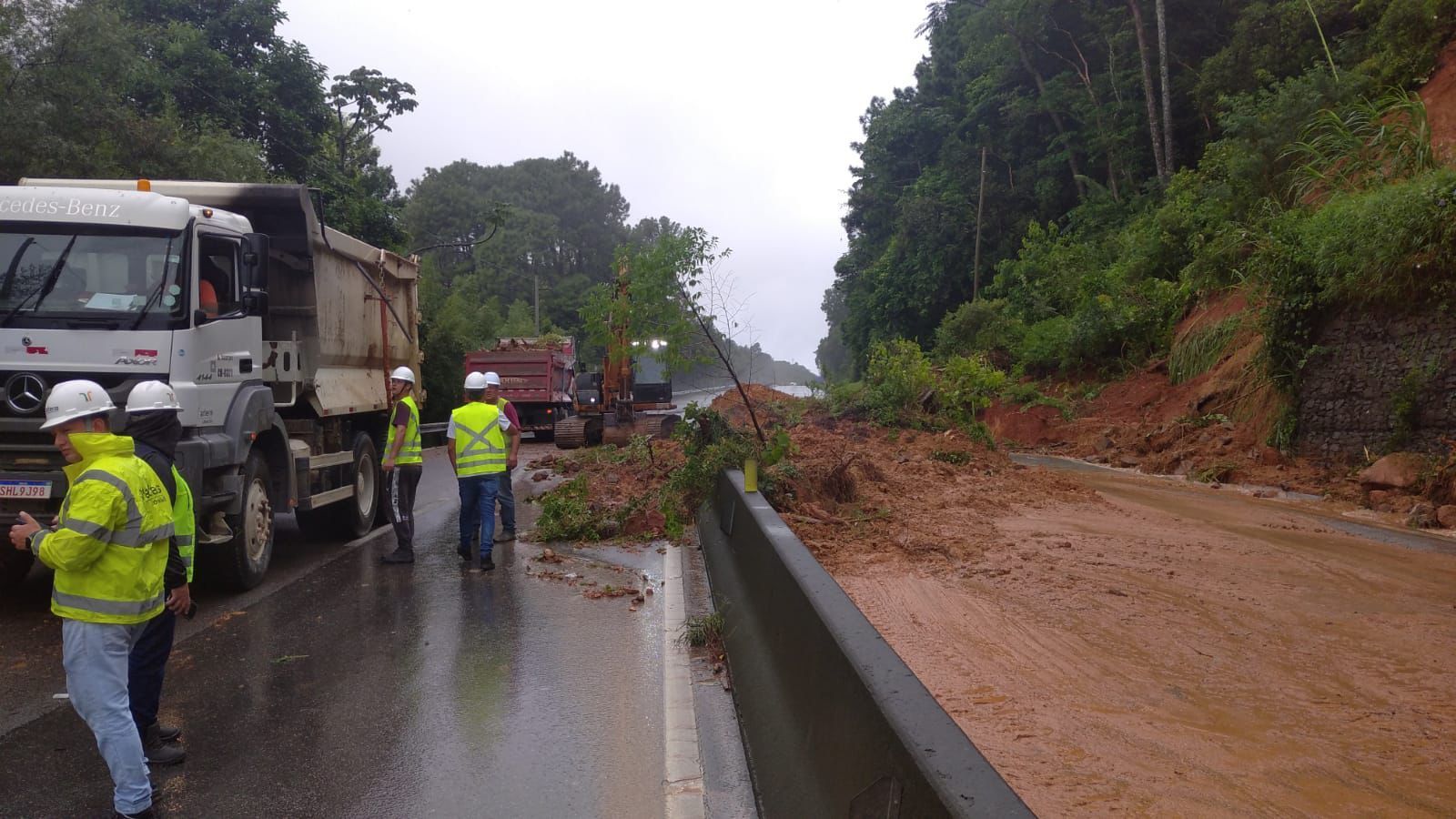 Rodovia é totalmente interditada após barreira cair e pista afundar em SC