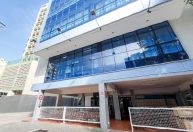 Piso de sala de aula desaba e professora cai de um andar para o outro no ES