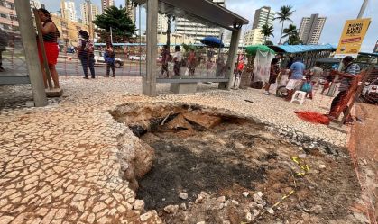Calçada cede e quatro pessoas são "engolidas" por buraco em ponto de ônibus de Salvador