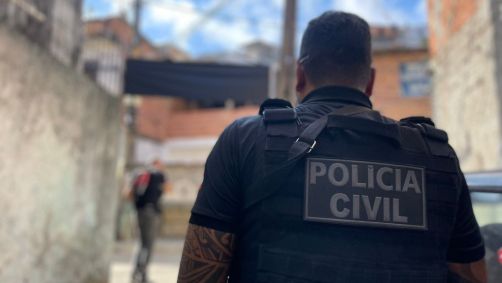 O político e a família teriam sido rendidos por quatro suspeitos