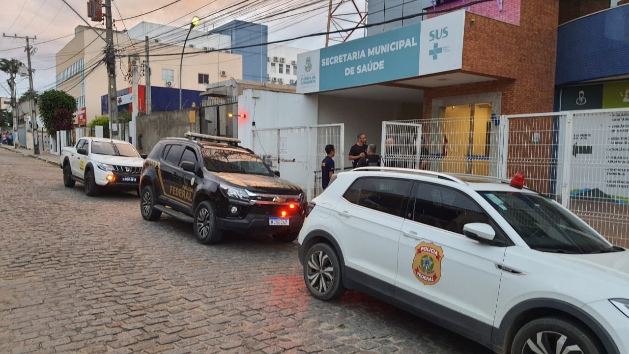 Polícia Federal cumpriu mandados de busca e apreensão na Secretaria de Saúde de Vitória da Conquista, na Bahia