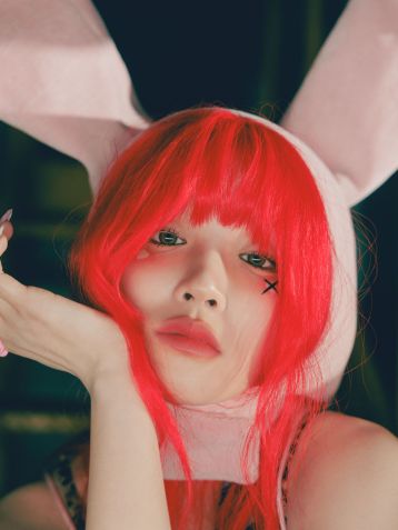 YUQI tem uma voz única e profunda. Em uma entrevista à CNN, ela disse que superou suas inseguranças após receber elogios durante suas aulas de canto. / Cortesia da Cube Entertainment.