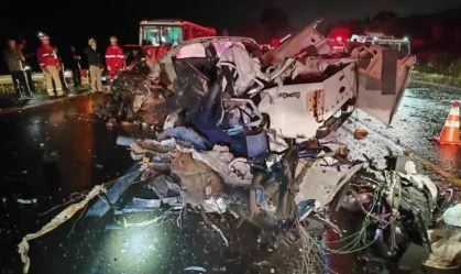 Caminhonete ficou totalmente destruída após colisão contra o ônibus