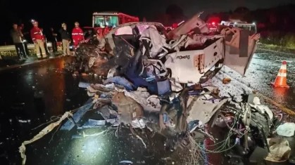 Caminhonete ficou totalmente destruída após colisão contra o ônibus