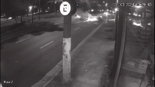 Momento em que o Porsche bate na traseira do Renault Sandero em SP; motorista do veículo da frente morreu