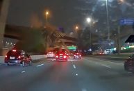 Vídeo: Caminhão tomba em viaduto de acesso da Rodovia Anhanguera e carga quase atinge carros na Marginal Tietê