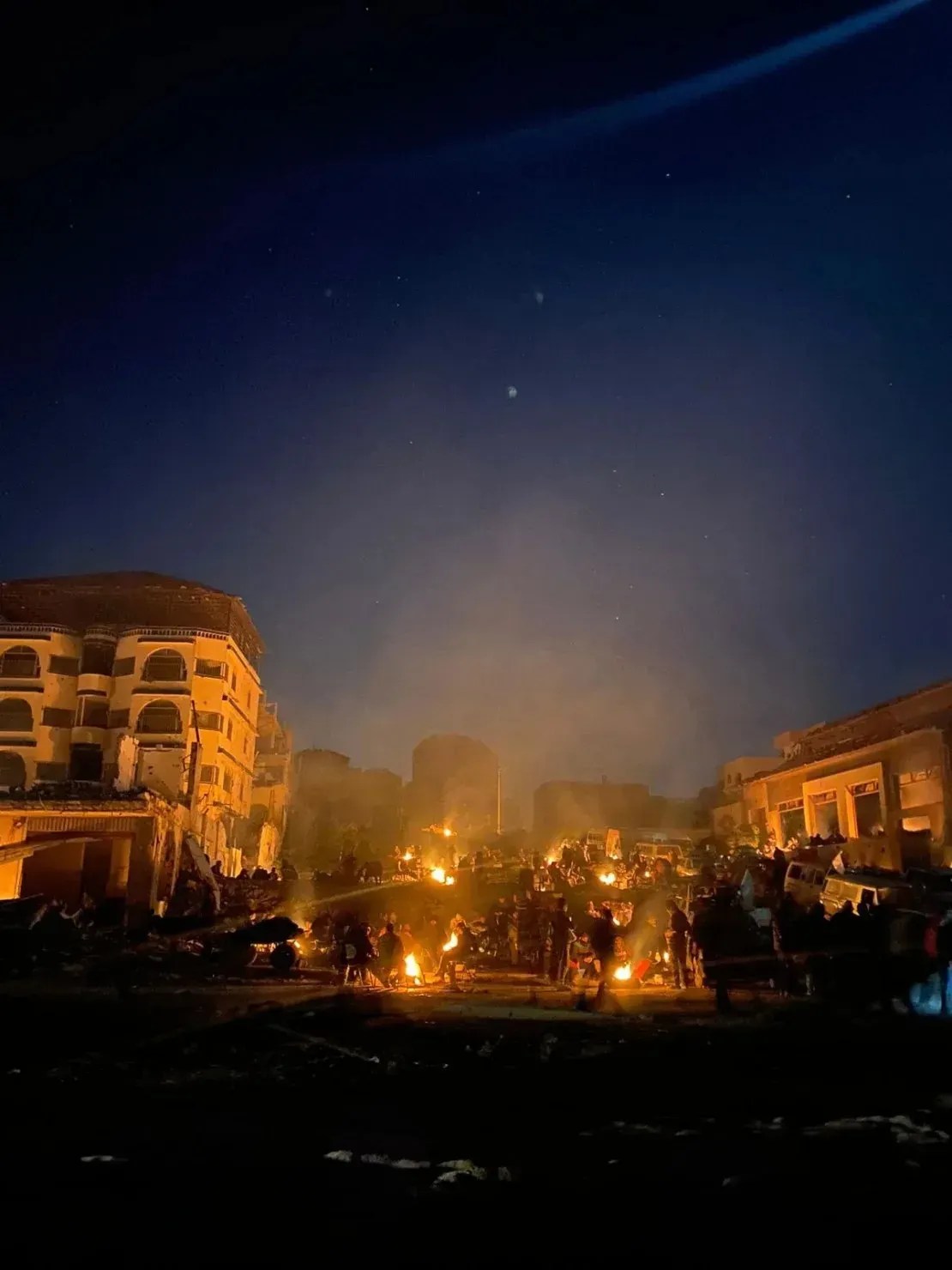 Uma foto tirada por Abdallah Dalee nas primeiras horas de 29 de fevereiro mostra uma multidão de pessoas à espera dos caminhões de ajuda humanitária no norte de Gaza / Abdallah Dalee/Arquivo Pessoal