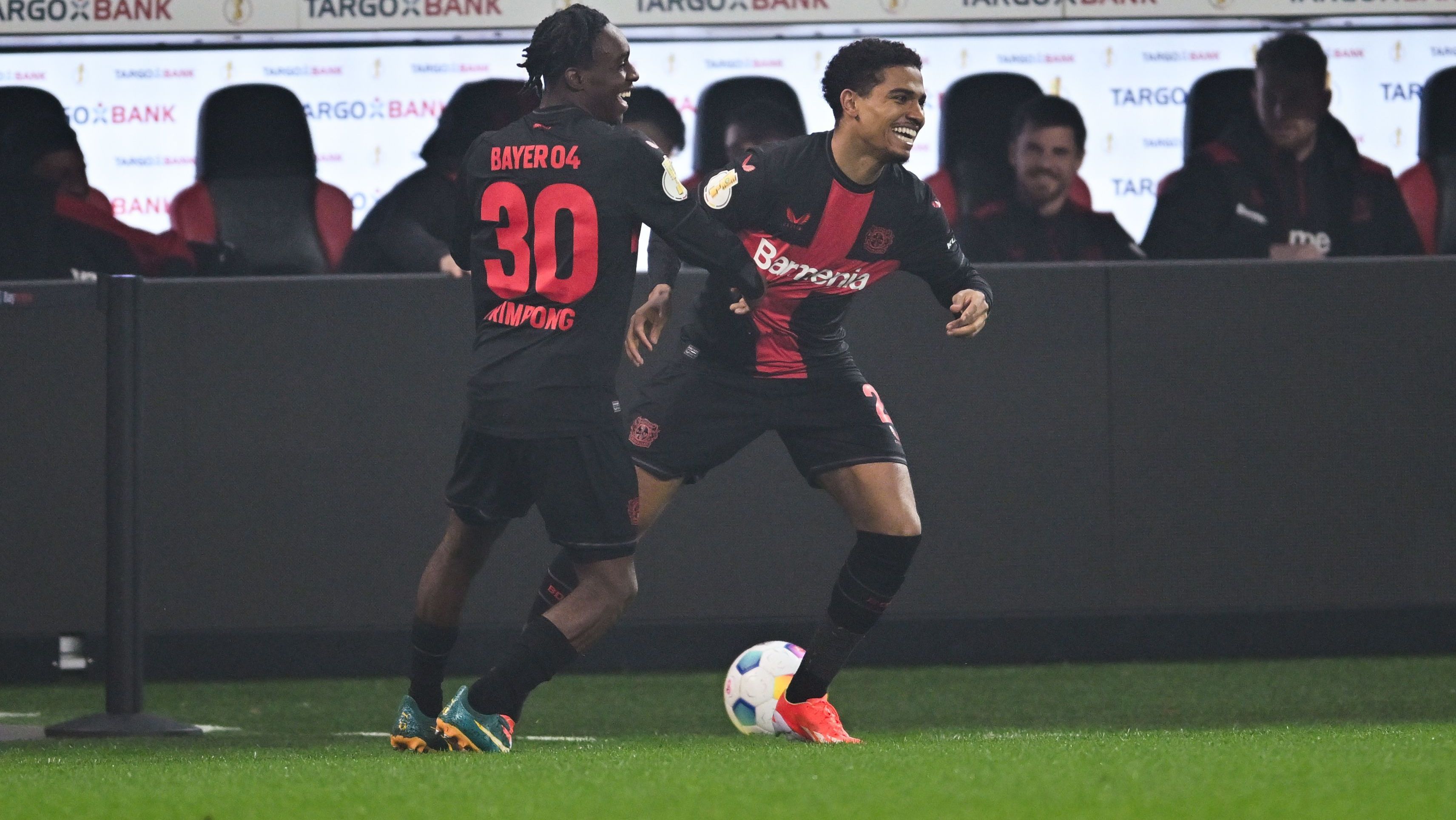 Frimpong e Adli comemoram um dos gols do Bayer Leverkusen na goleada sobre o Fortuna Dusseldorf