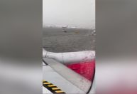 Vídeo: aviões em Dubai ficam cercados por água em enchente após chuvas recordes