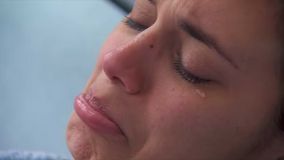 Alane chora por medo de sair no paredão contra Isabelle e Matteus.