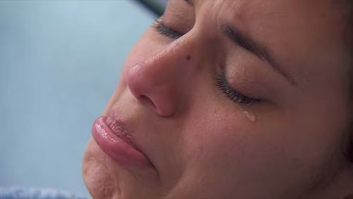 Alane chora por medo de sair no paredão contra Isabelle e Matteus.