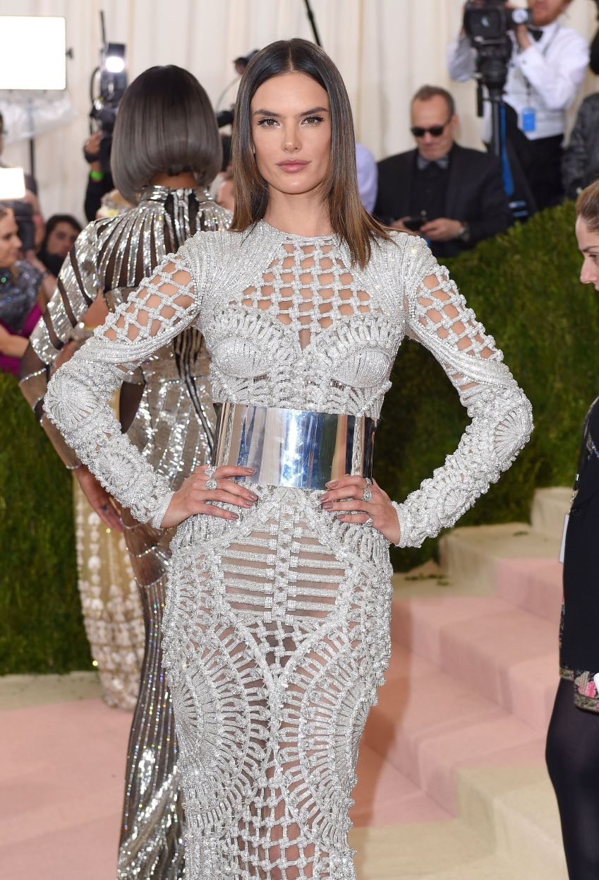 Alessandra Ambrosio vestindo Balmain no MET Gala 2016 / Karwai Tang/WireImage